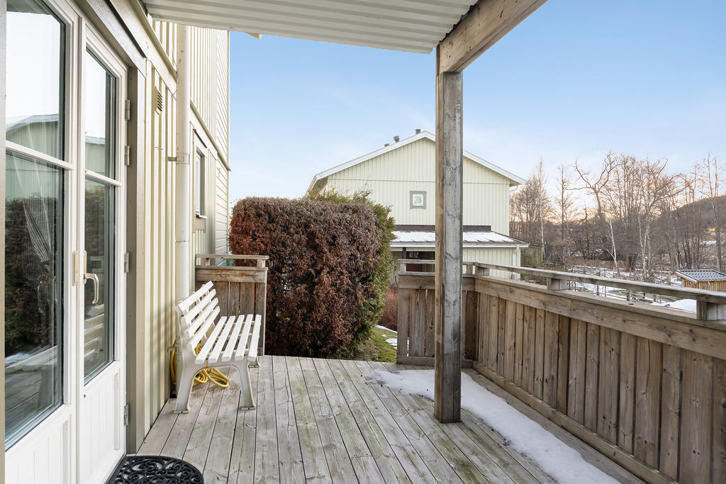 Altanen ligger delvis under tak och har en fri utsikt