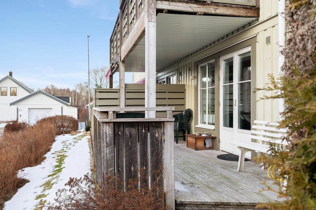 Altanen ligger i västerläge och har sol från tidig eftermiddag till sen kväll