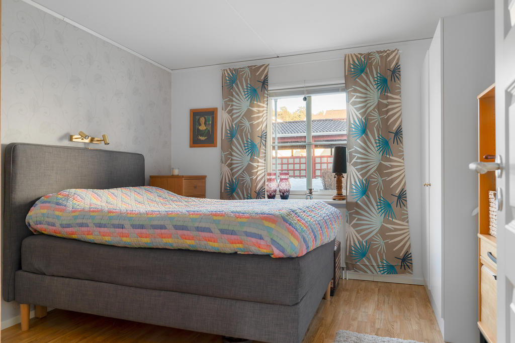 Sovrum med inbyggda garderober och gott om plats till dubbelsäng