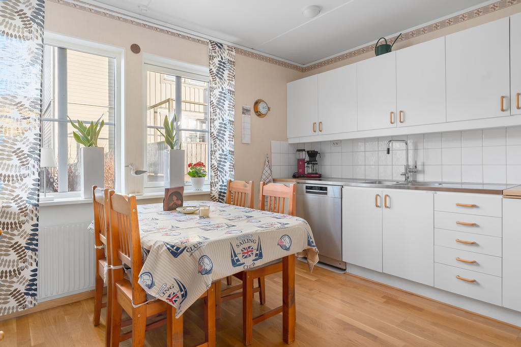 Köket har gott om förvaring och praktiska bänkytor