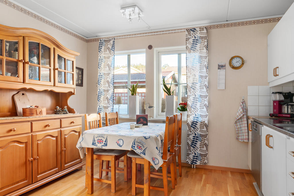 Trevlig matplats vid fönster