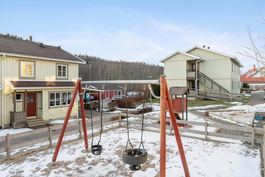 På gården hittar du lekplatser och intill skogen och ån finns en härligt strandpromenad