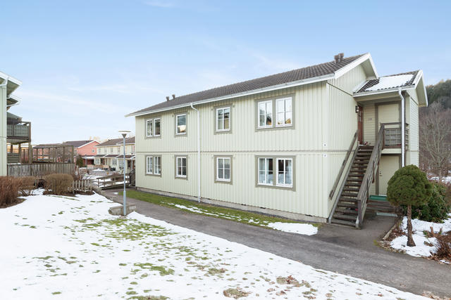 Luftig och ljus 2:a  på ett lugnt läge med utsikt över skogen och ån. 