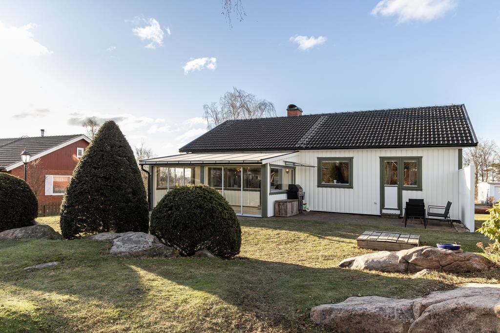 Tomt med inslag av berg i dagen som ger karaktär