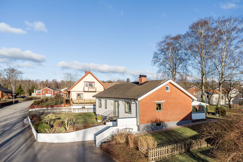 Rymlig uppfart i anslutning till huset