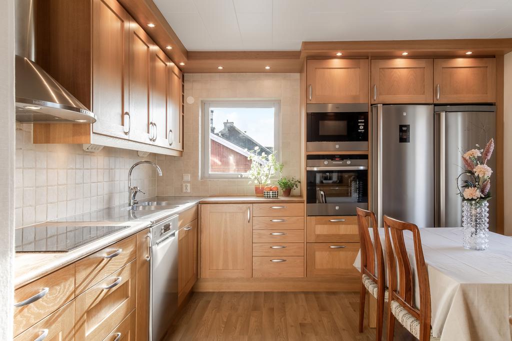 Träkök med gott om förvaring och arbetsyta