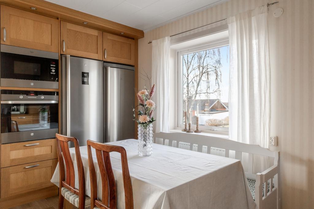 Matplats vid fönstret