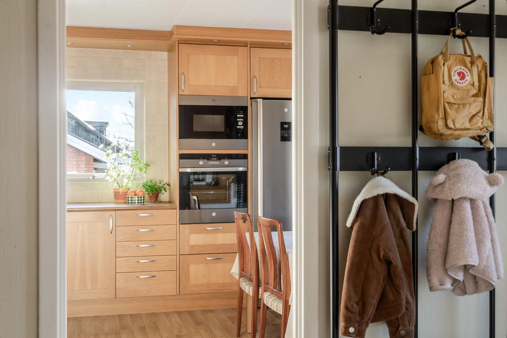 Vyn från hallen mot köket