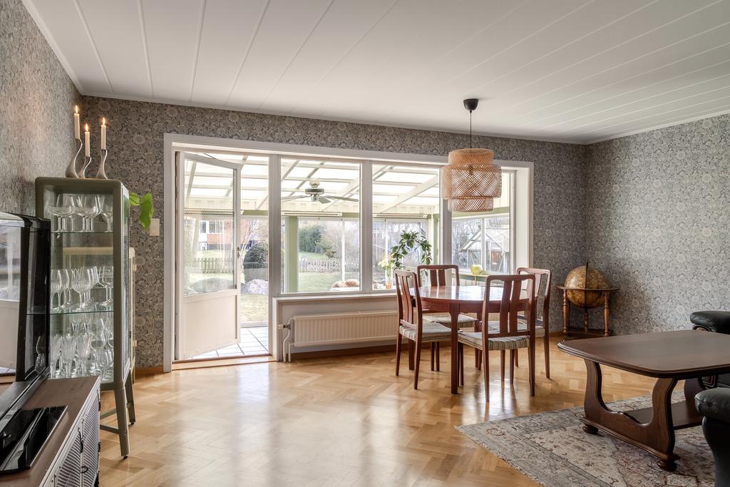 Rymligt vardagsrum med utgång till uterummet