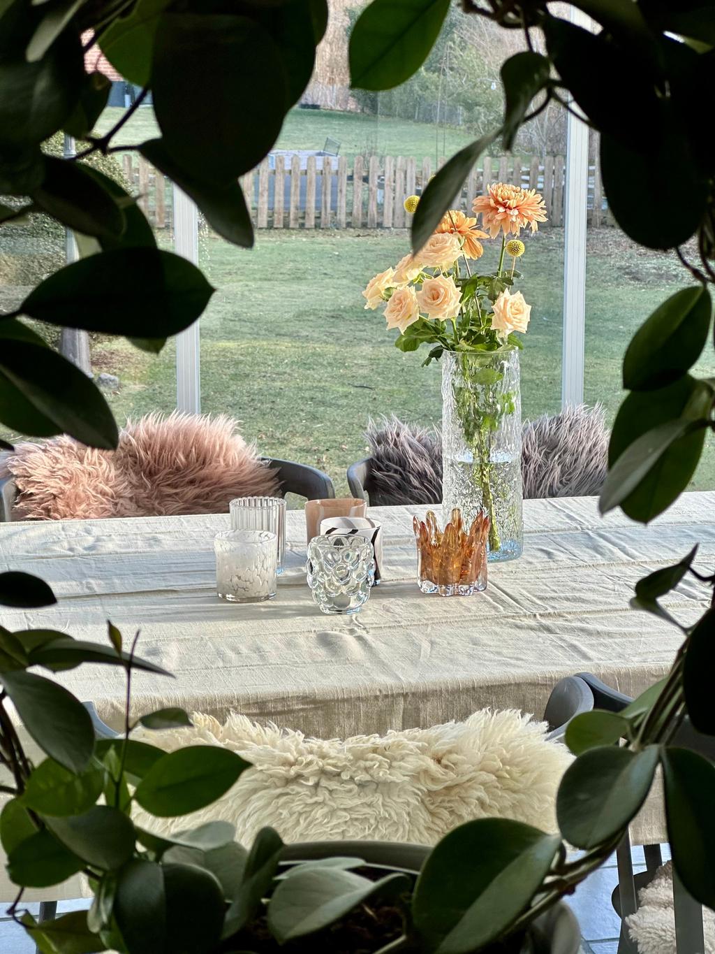 Vyn från vardagsrummet mot uterummet