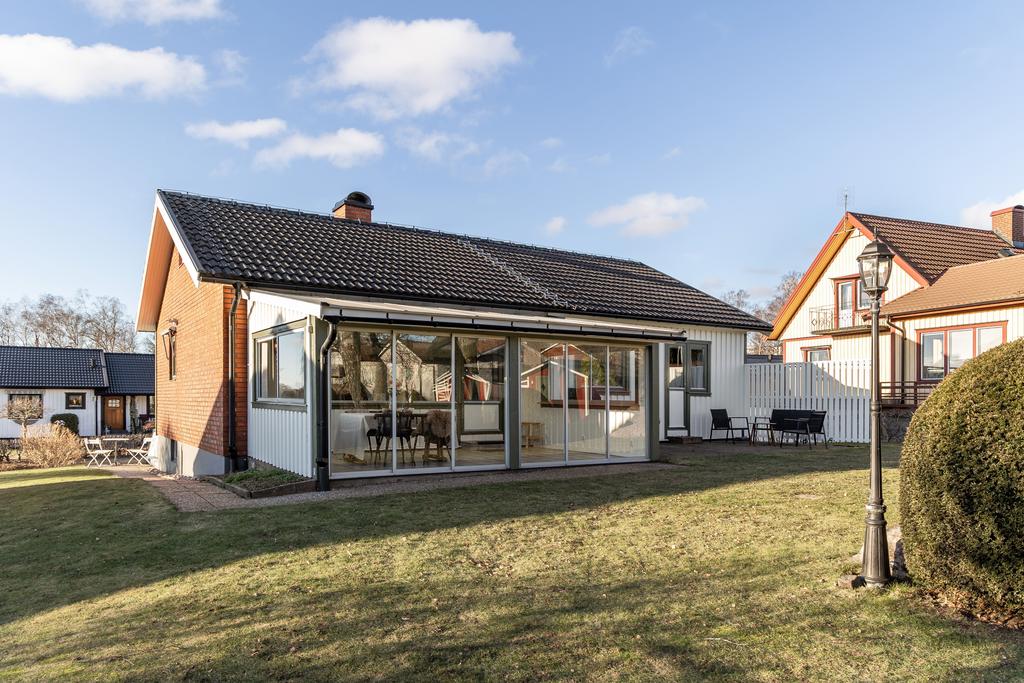 Runt om huset finns det möjlighet till flera uteplatser