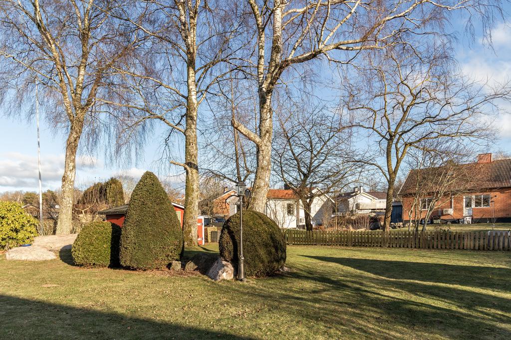 Härlig trädgård med plats för massa lek