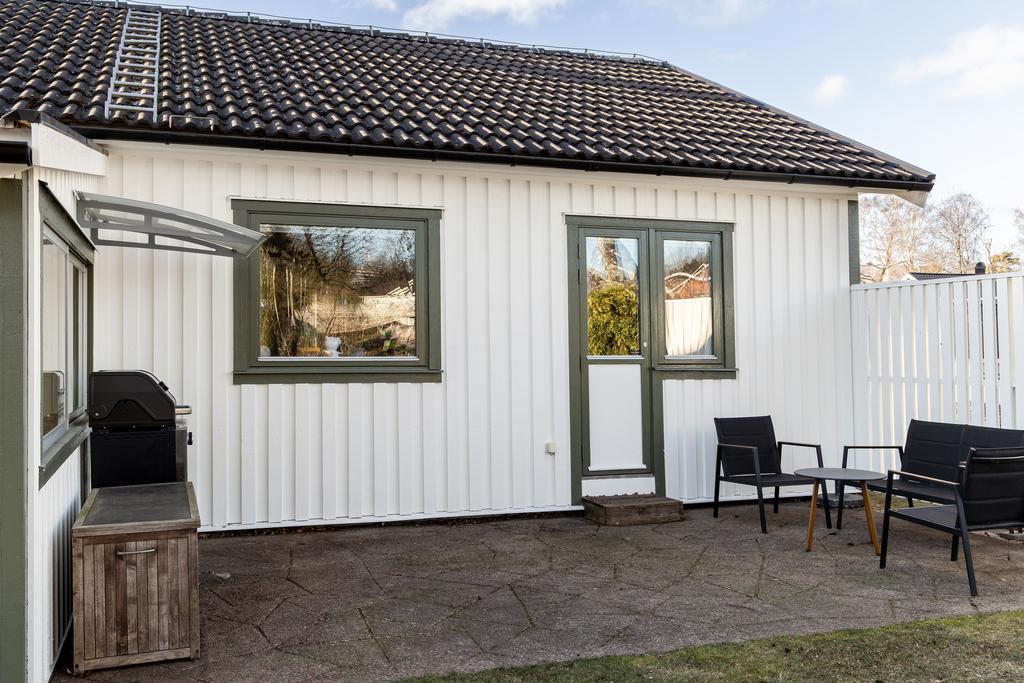 Uteplatsen utanför uterummet