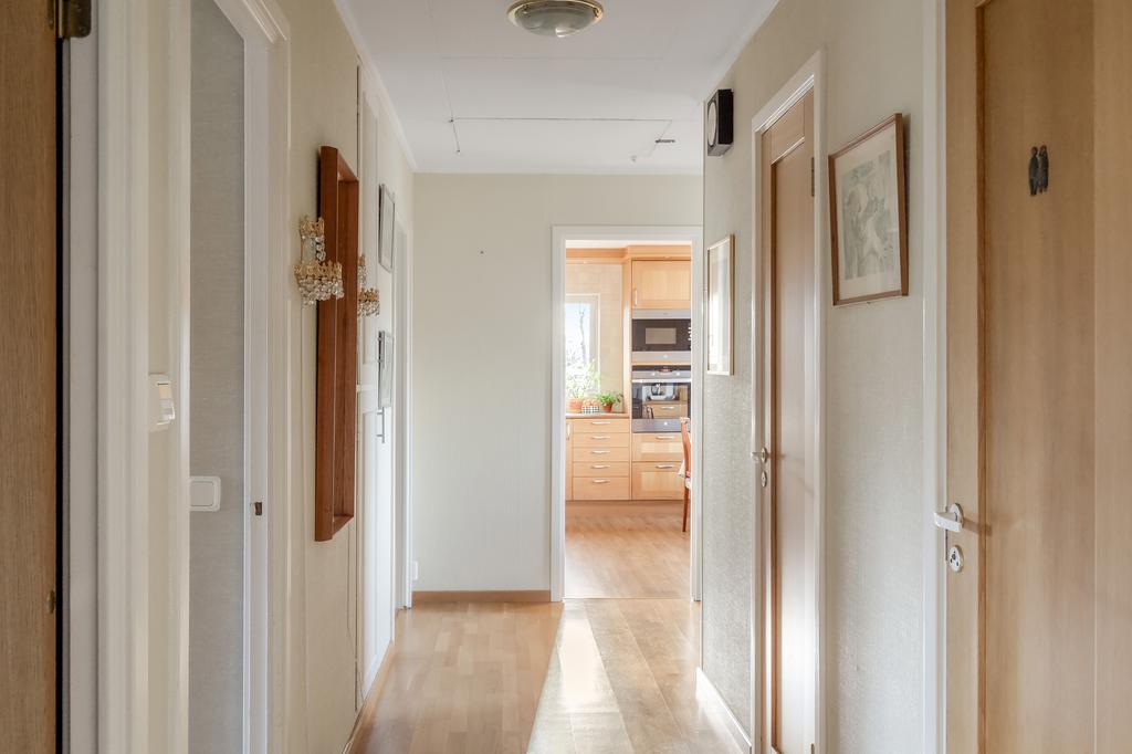 Vyn från sovrummen mot hallen och köket