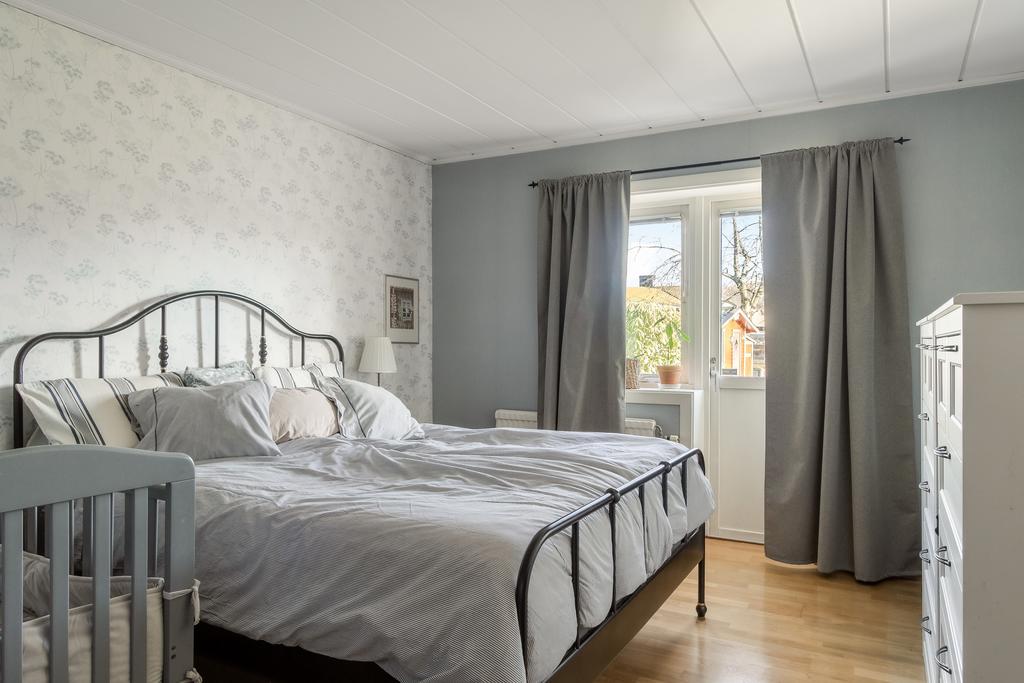 Det stora sovrummet med utgång till baksidan