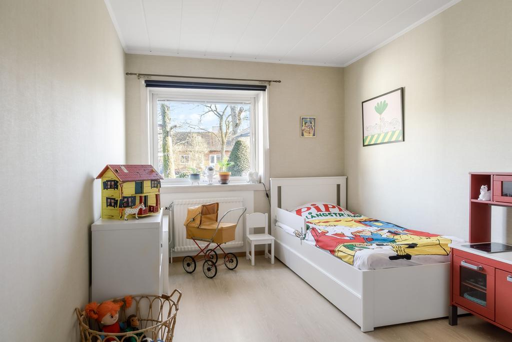 Barnrum med fönster mot baksidan