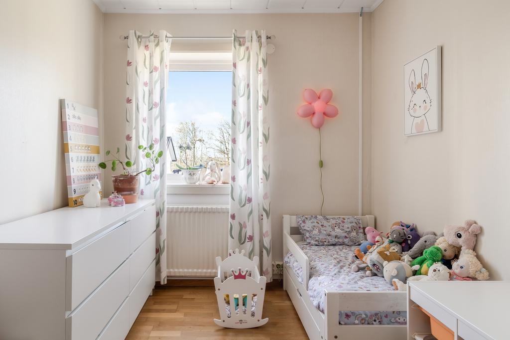 Ytterliggare barnrum, här med fönster mot framsidan