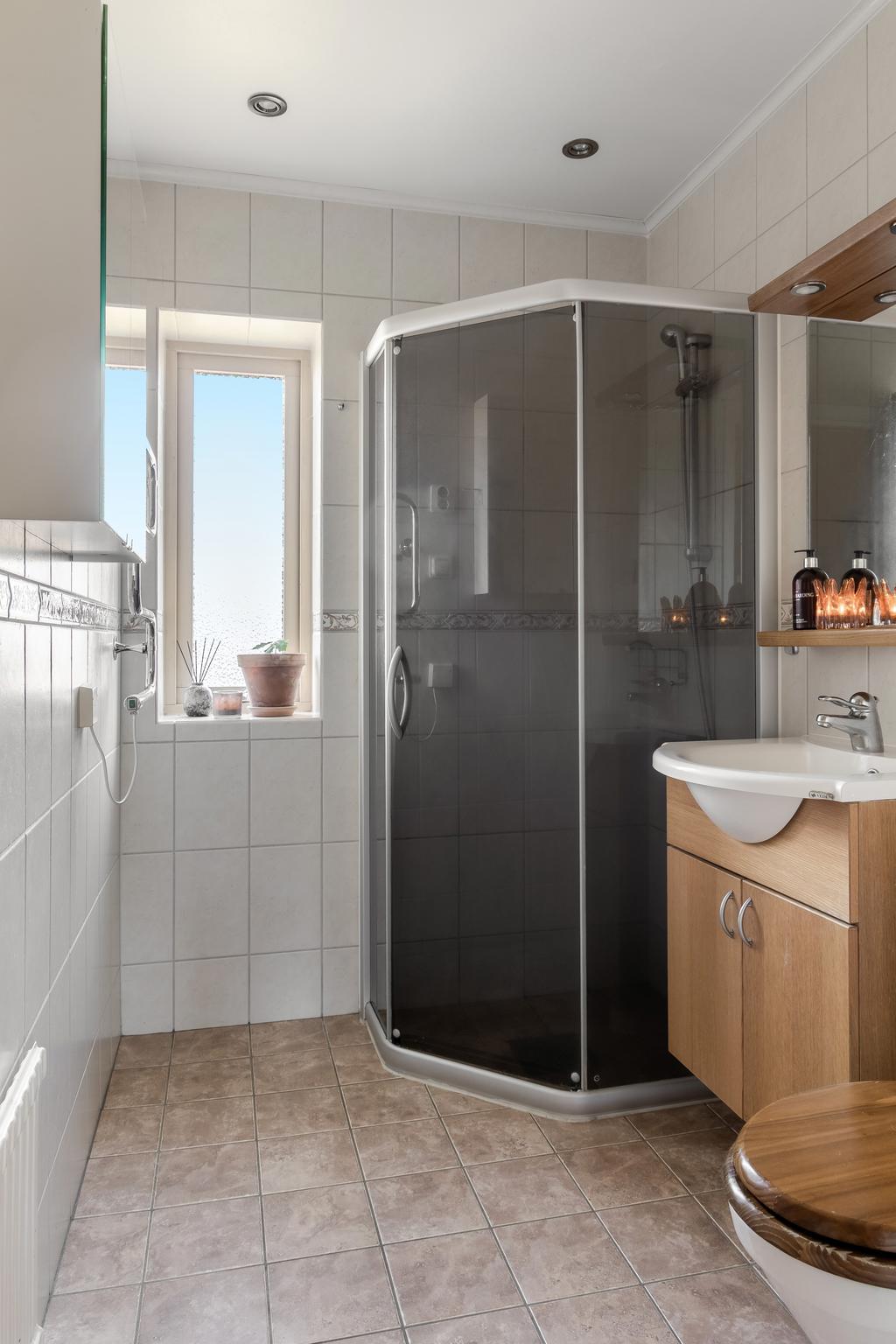 Helkaklat badrum i neutrala färger