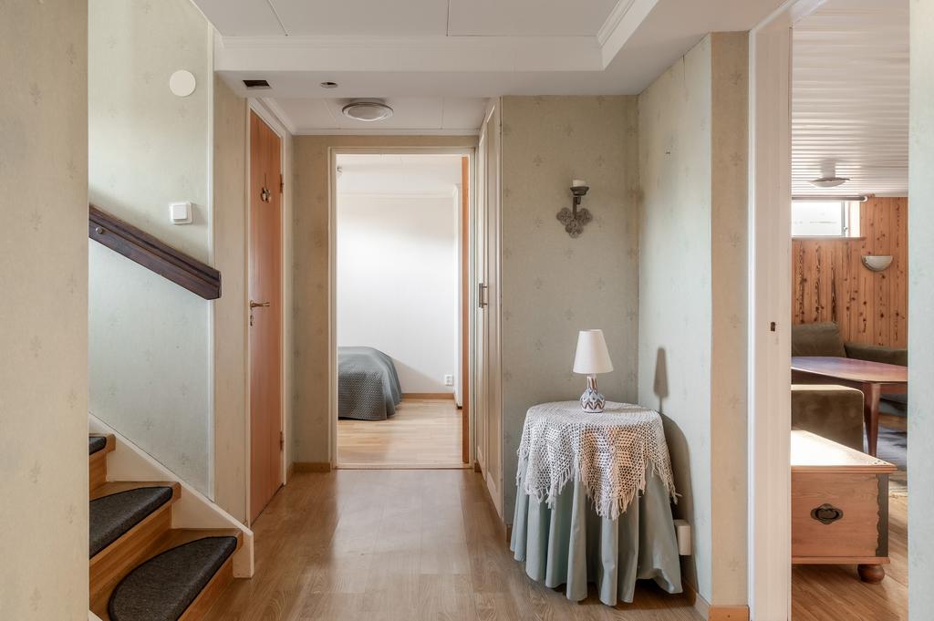 Källaren med vy mot rum och gillestuga