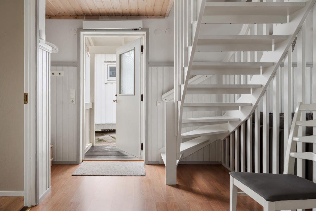 I hallen möts du av en fin och inbjudande atmosfär med förvaringsutrymme. En perfekt plats att välkomna gäster och hålla ordning på dina vardagsprylar.