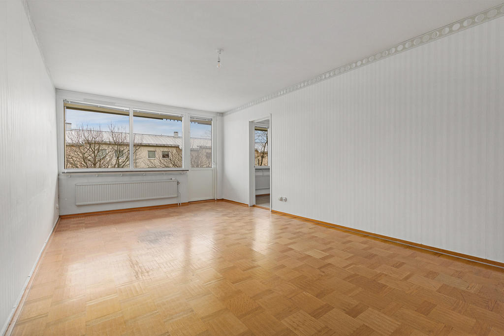 Rejält vardagsrum med mycket ljus