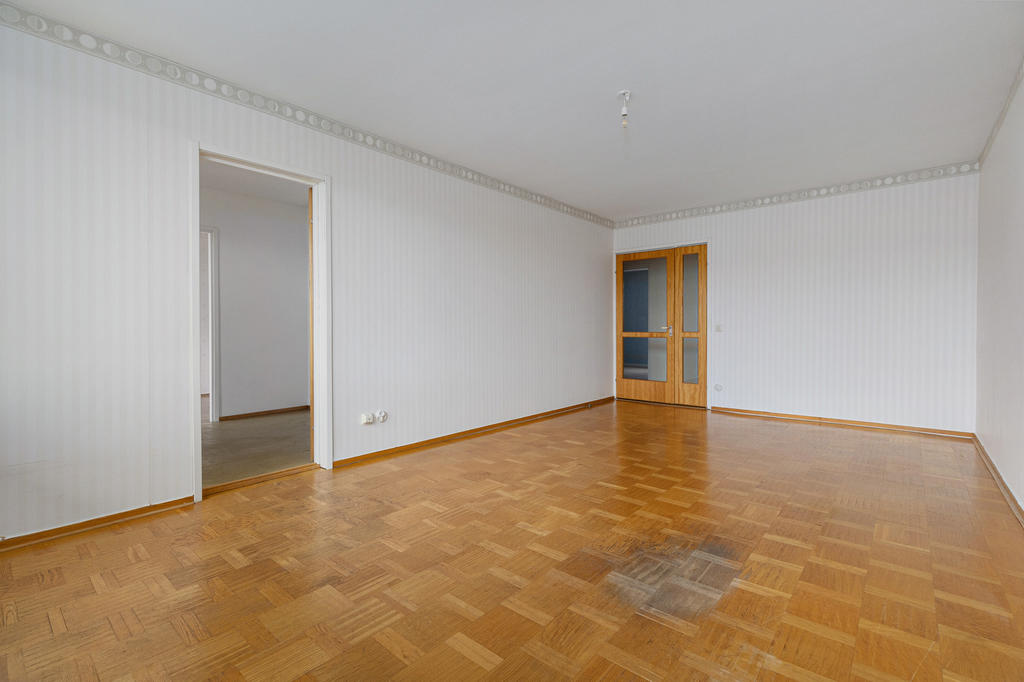 Rejält vardagsrum med mycket ljus