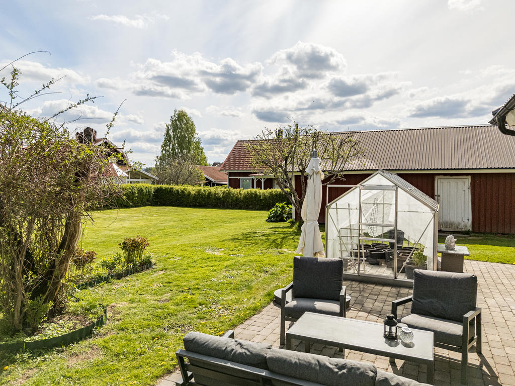 Stor trädgård omgärdad av häckar