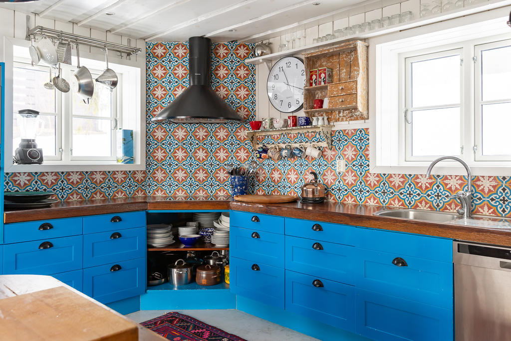 Ett kök att bli glad av! Här möts rustik fjällcharm och färgstark personlighet.