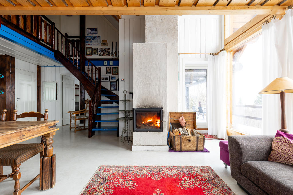Hjärtat i huset är den stora öppna spisen som är strategiskt placerad mitt i rummet.