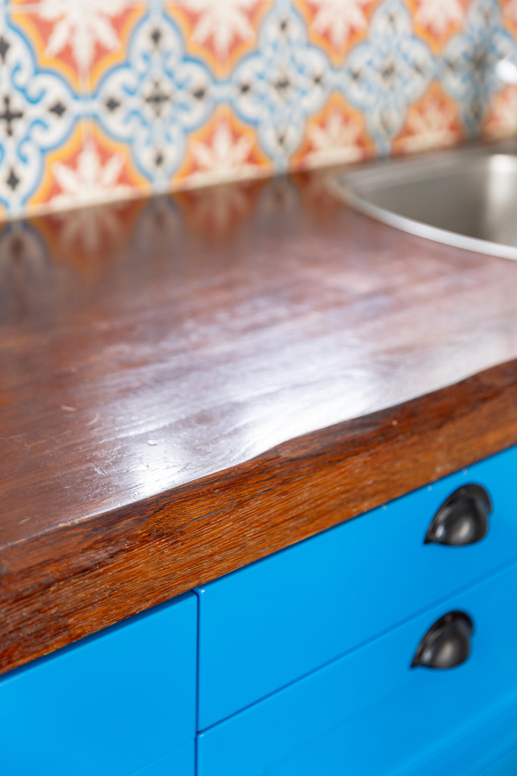 Rejäla bänkskivor i trä.