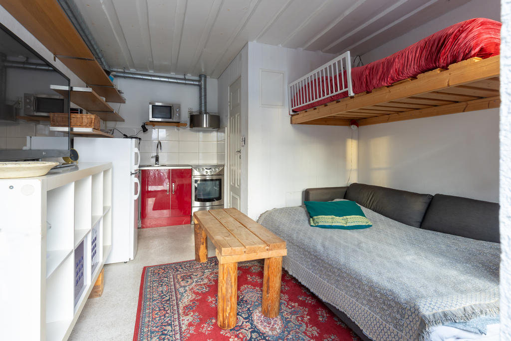 Gästlägenhet med eget kök och badrum.