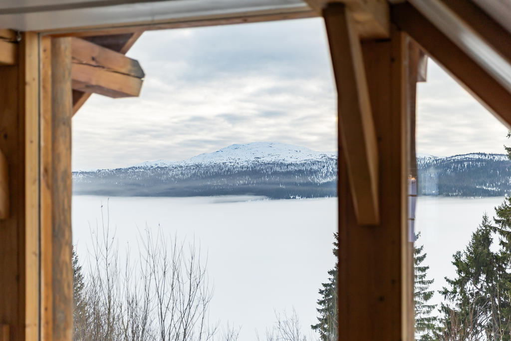 När dimman ligger tät i byn ligger bostaden ofta ovan molnen.