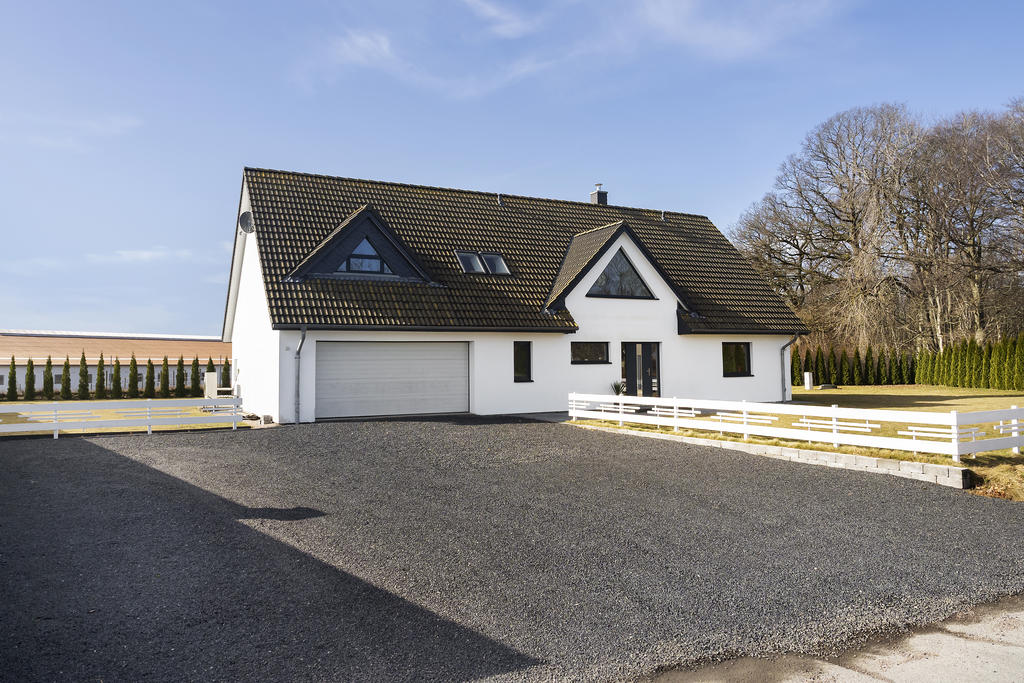 Stor uppfart och vidbyggt garage