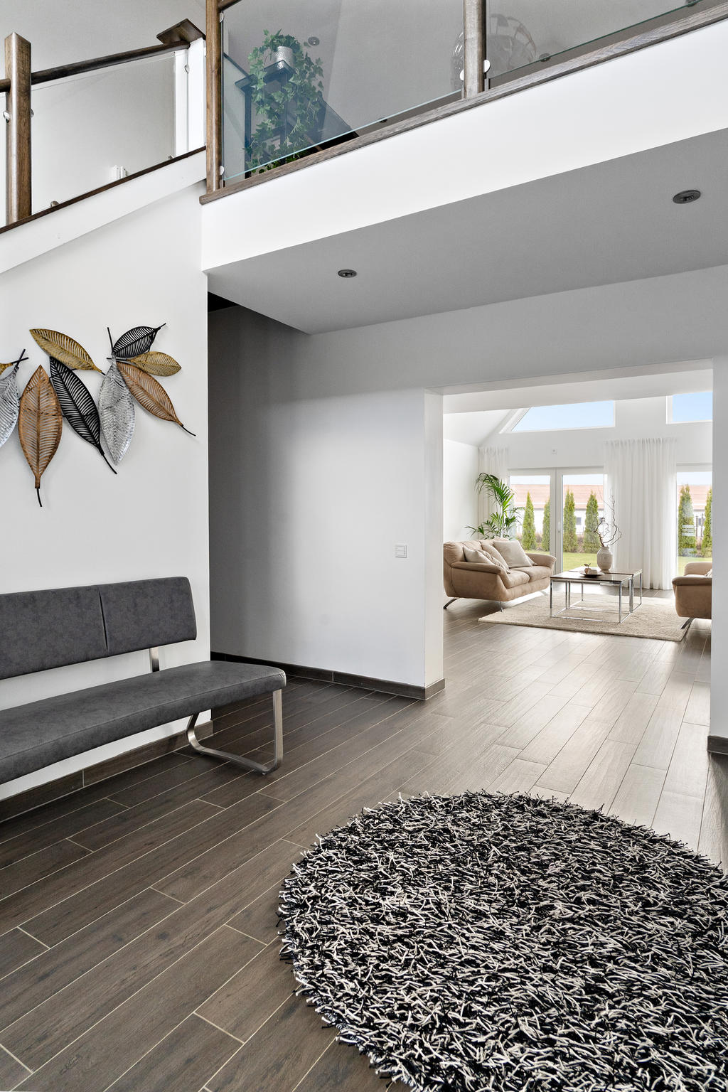 Balustrad och stort valv mot vardagsrum och kök