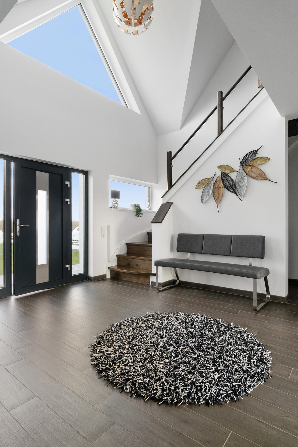 Entréhall med trappa till ovanplan