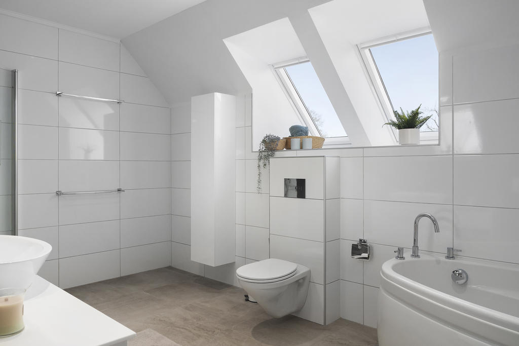 Badrum med dusch och badkar