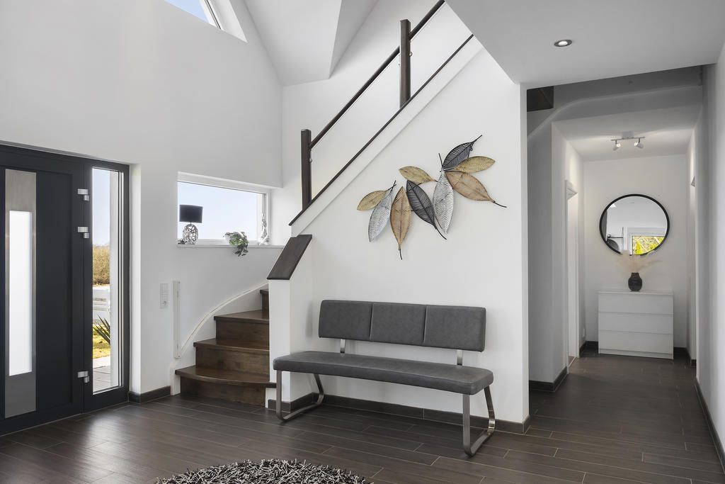 Hall mot badrum och tvättstuga