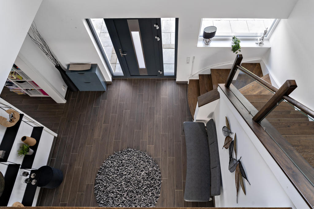 Entréhallen från ovanplan 