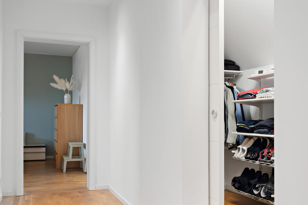 Mot sovrum 2 och klädkammare