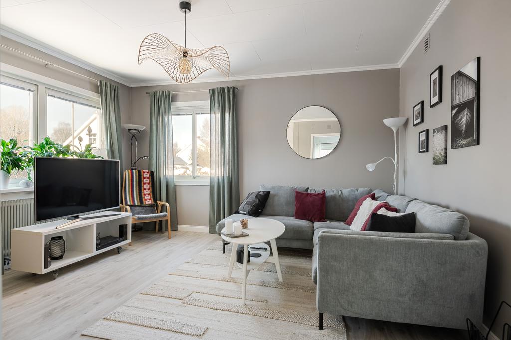 Vardagsrum med ljusinsläpp i två väderstreck. 