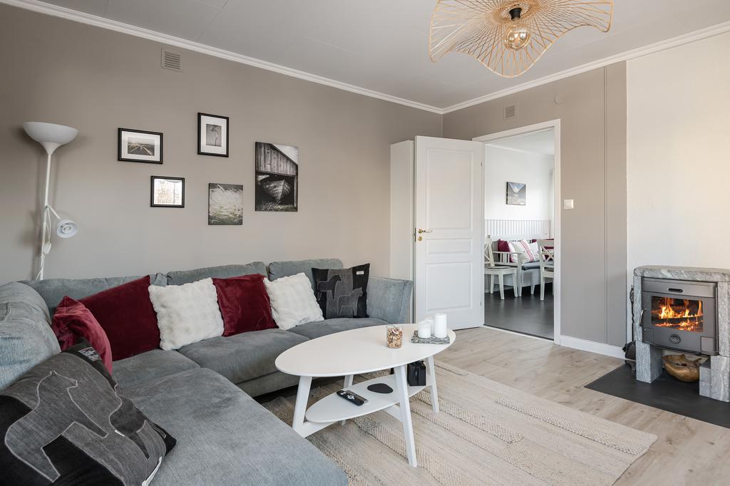 Vardagsrum mot kök. 