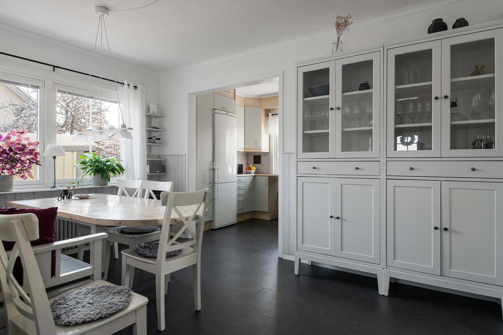 Ljust kök med bröstpanel