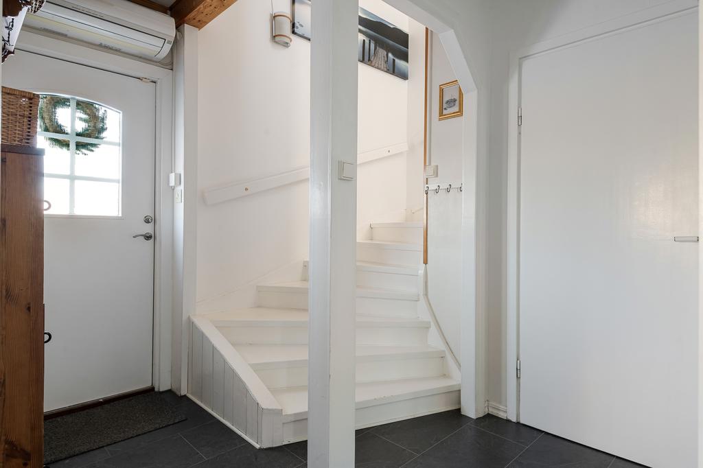 Öppen trappa till ovanvåningen