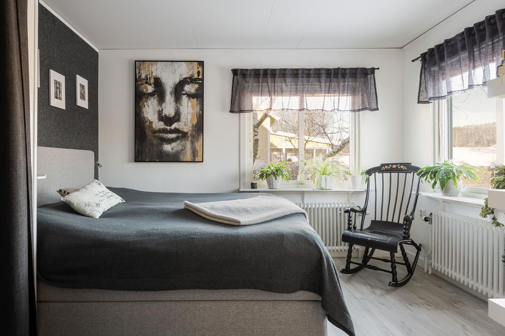 Sovrum 1 med dubbla ljusinsläpp. 