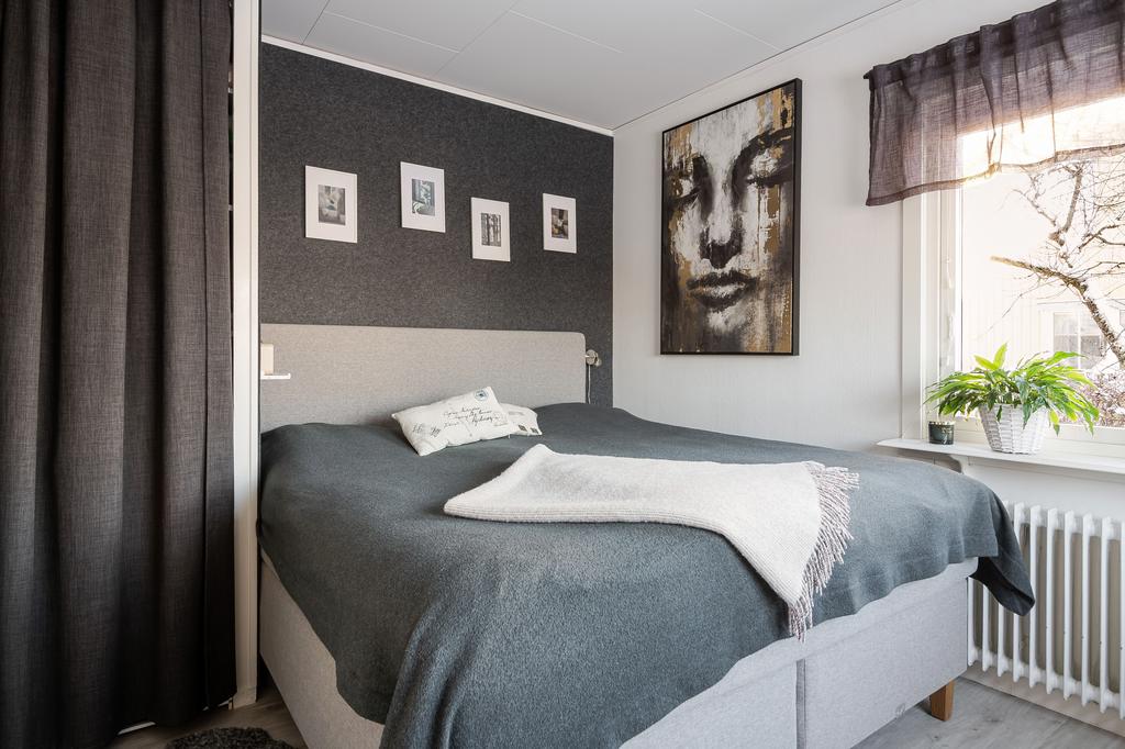 Praktisk förvaring intill sängen.