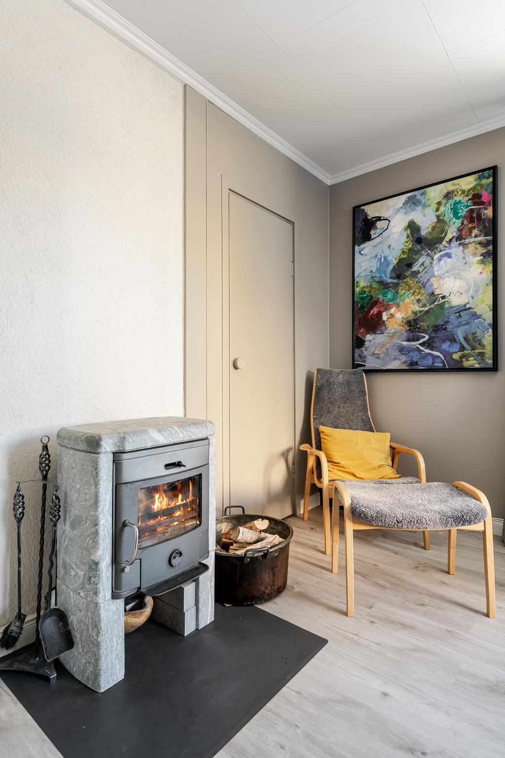 Täljstenskamin i vardagsrummet