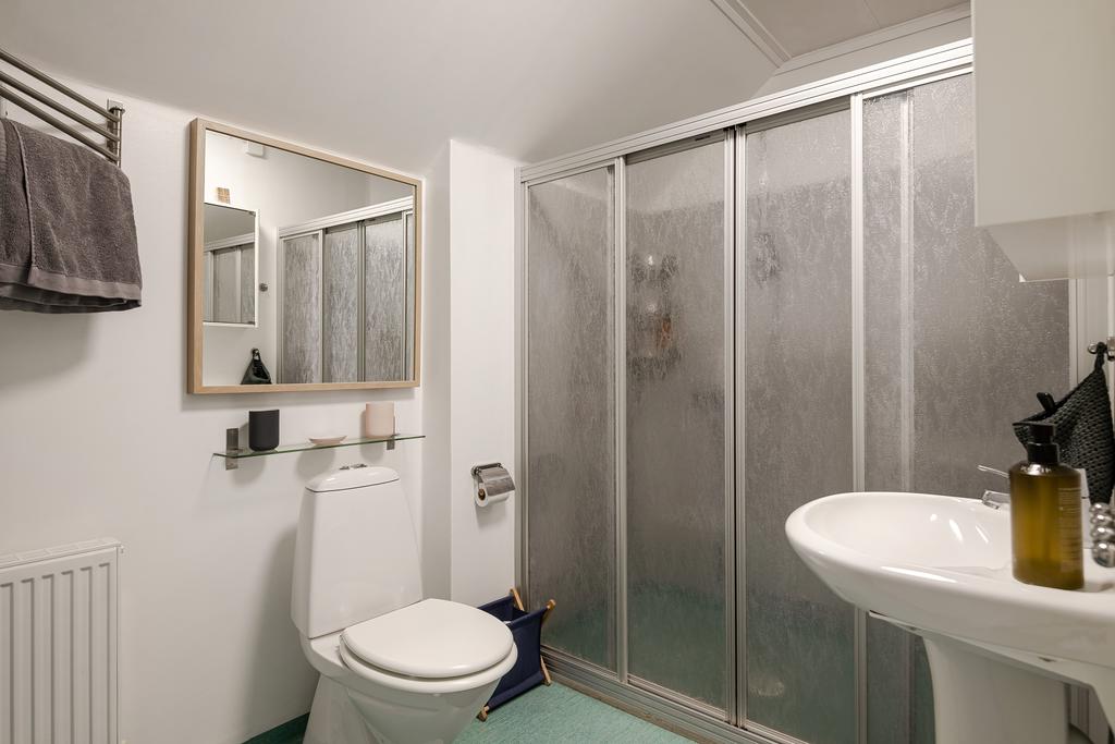 Badrum med duschväggar. 