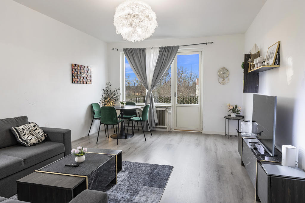 Vardagsrum med utgång till balkong