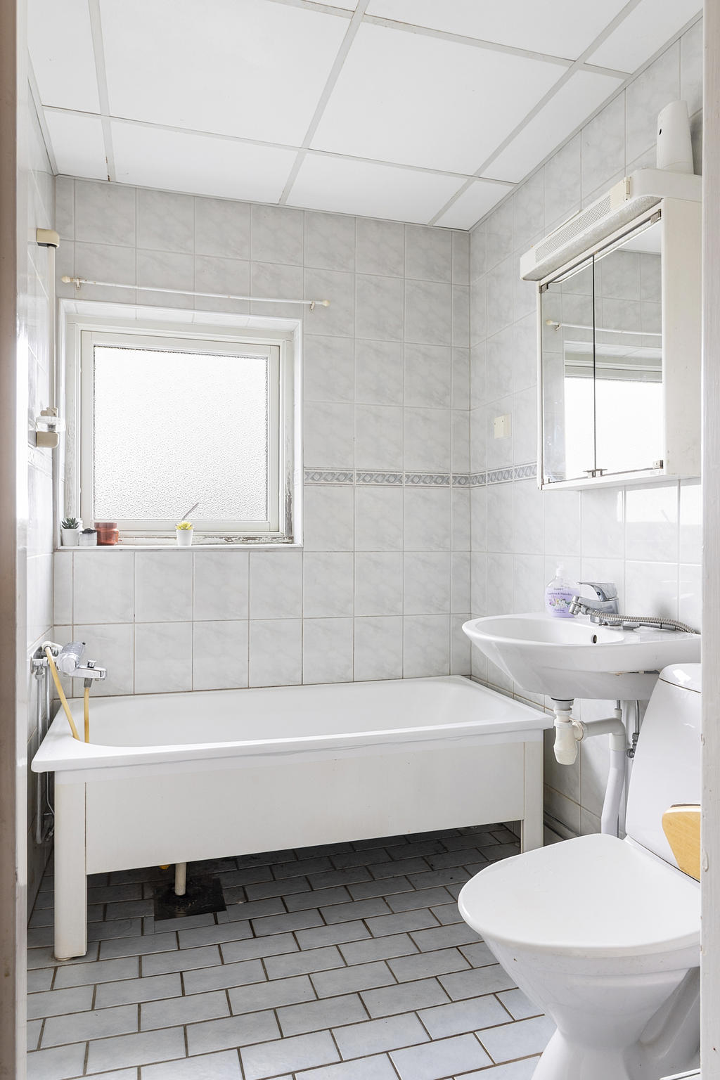 Badrum med kakel och klinker och härligt badkar