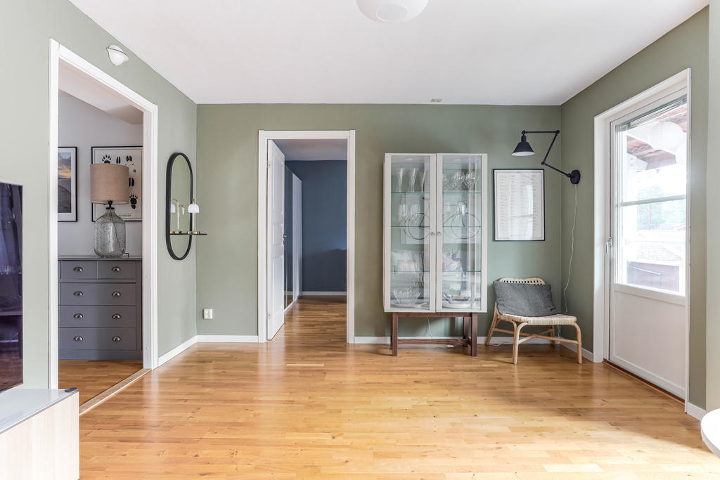 Vardagsrum med dörr mot sovrum 1